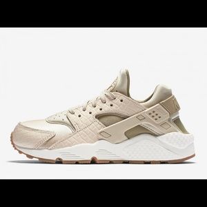 NIKE Women’s Air Huarache Run Premium